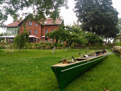 Ruderboot vor dem Hotel Karczemka Polen 2017 Ruderboot vor dem Hotel Karczemka Polen 2017